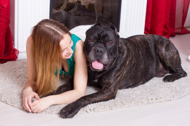 büyük köpeği Cane Corso ile evde kadındır