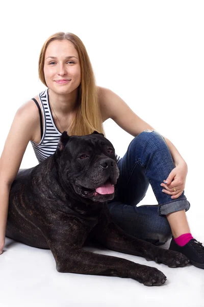 Девушка, сидящая рядом с его собакой — стоковое фото