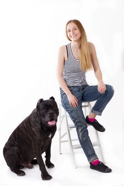 Mädchen sitzt auf einer Leiter. Ihr Hundekorso als nächstes — Stockfoto