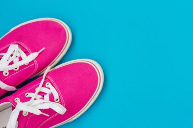 Mavi Beyaz dantel ile pembe ayakkabı parçası 