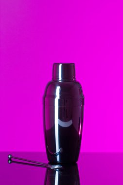 Shaker mor bir arka plan üzerinde