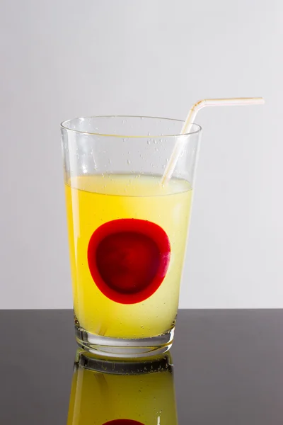 Transparant glas met SAP geel — Stockfoto