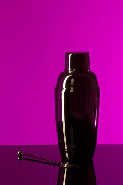 Shaker cor metálica em um fundo roxo — Fotografia de Stock