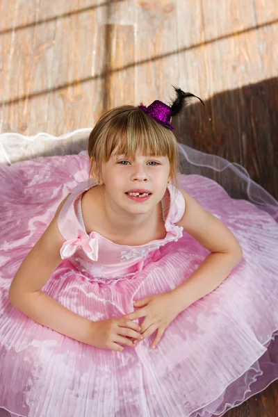 Menina 6 anos de idade em um vestido rosa — Fotografia de Stock