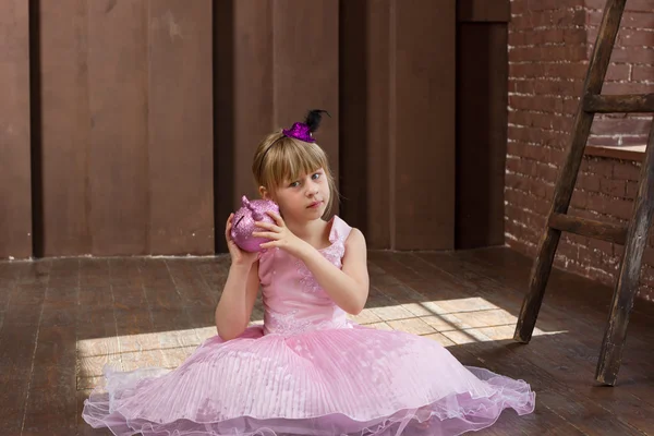女孩 6岁, 在粉红色的礼服与存钱罐 — 图库照片