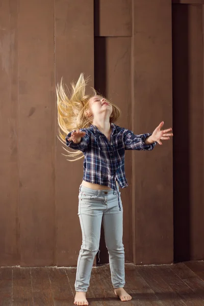 Ragazza 6 anni in jeans danza espressiva — Foto Stock