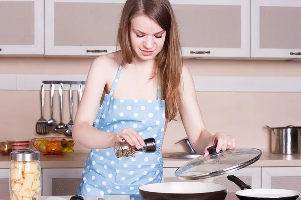 Meisje in de voorbereiding van de keuken — Stockfoto