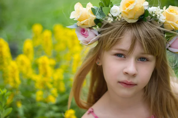 Girl 6 years old in a wreath close-up — Stock Photo, Image
