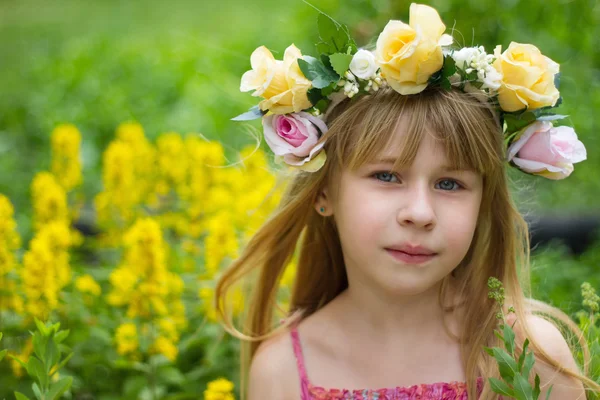 6 岁在花圈草地上的女孩 — 图库照片