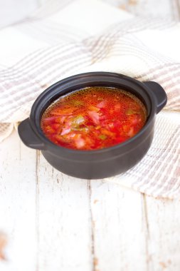 Kırmızı borsch. Geleneksel Ukrayna yemeği. Küçük bir tencerede