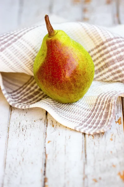 Pera verde con lato rosso — Foto Stock