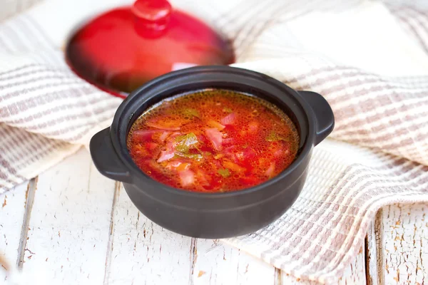 Röd borsch. Den traditionella ukrainska maträtt. I en liten kastrull — Stockfoto