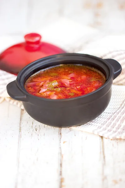 Röd borsch. Den traditionella ukrainska maträtt. I en liten kastrull — Stockfoto