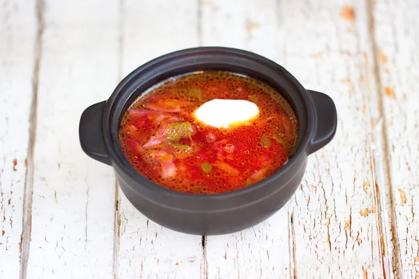 Röd borsch. Den traditionella ukrainska maträtt. I en liten kastrull — Stockfoto