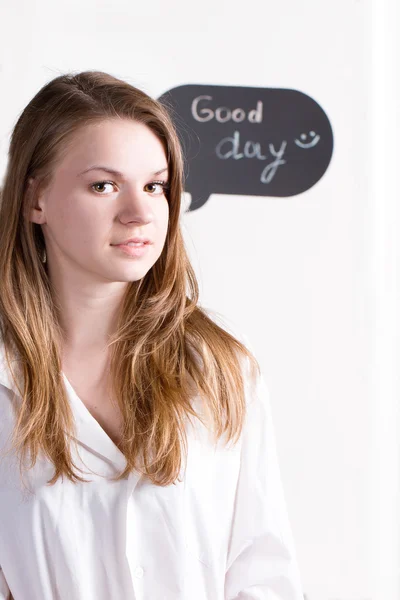 Menina de camisa branca no fundo da inscrição um bom dia — Fotografia de Stock