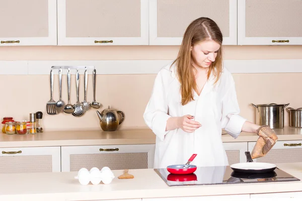 Κορίτσι, ένα λευκό πουκάμισο ανδρών κατά την προετοιμασία της κουζίνας — Φωτογραφία Αρχείου