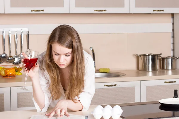 Mädchen im weißen Männerhemd trinkt Rotwein und liest — Stockfoto