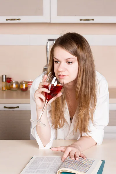 Κορίτσι με μεγάλη ροή άτομο τρίχας πουκάμισο στο κουζίνα ποτήρι κόκκινο κρασί — Φωτογραφία Αρχείου