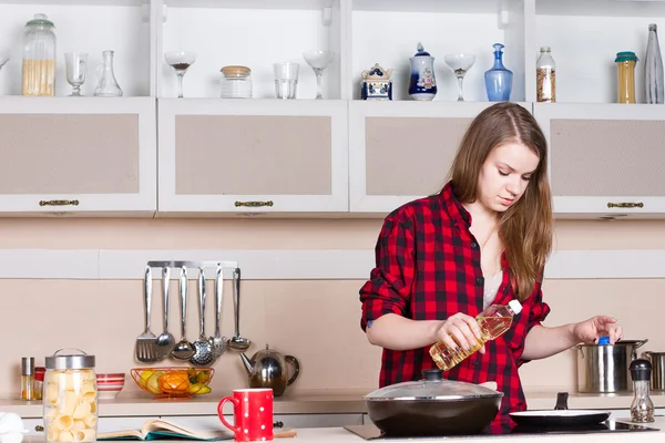 Gadis dengan rambut panjang kemeja merah pria bersiap di dapur — Stok Foto