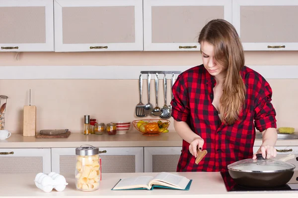 Meisje in rood shirt en op zoek voorbereiding van het boek. Horizontale opstelling — Stockfoto