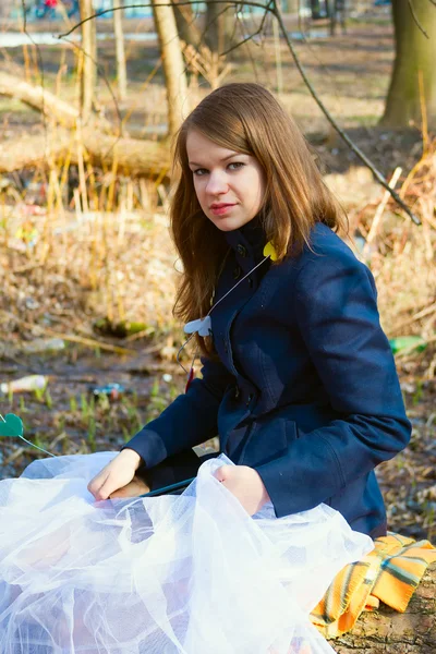 Ragazza in un cappotto blu e gonna in tulle bianco — Foto Stock