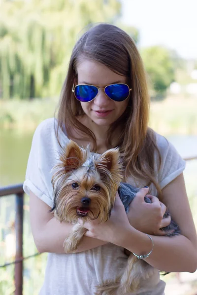 Heureuse jeune fille propriétaire avec chien terrier yorkshire — Photo