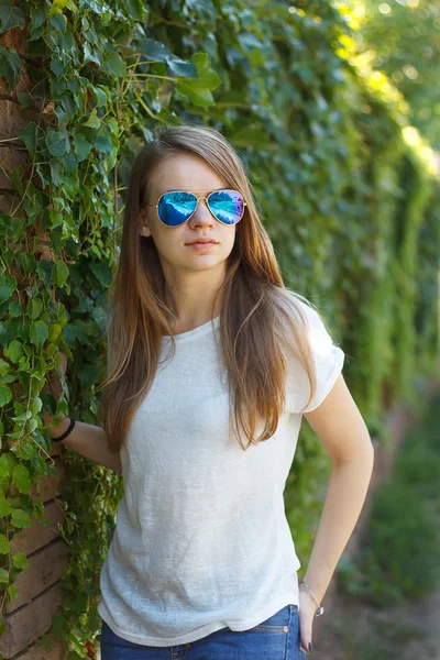 Menina sorridente bonita em blusa branca — Fotografia de Stock