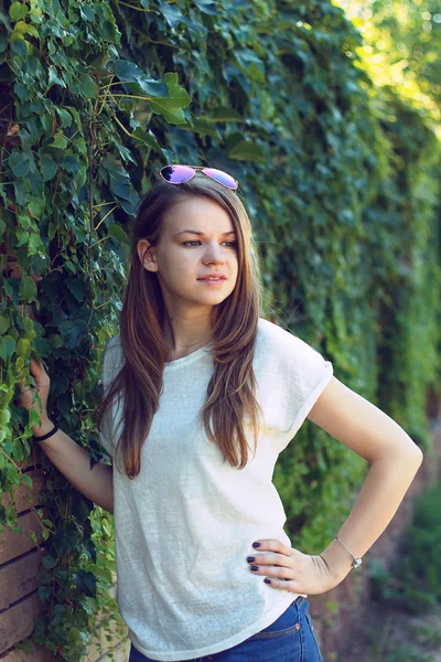 Menina sorridente bonita em blusa branca — Fotografia de Stock