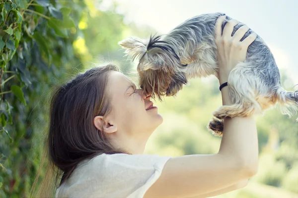 Beautiful woman to kiss the dog — Stock Photo, Image