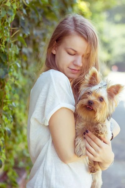 Szczęśliwa młoda dziewczyna właściciela z pies yorkshire terrier — Zdjęcie stockowe