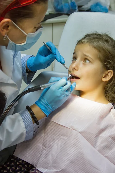 Linda chica sonriente en el dentista sentado en sillón —  Fotos de Stock