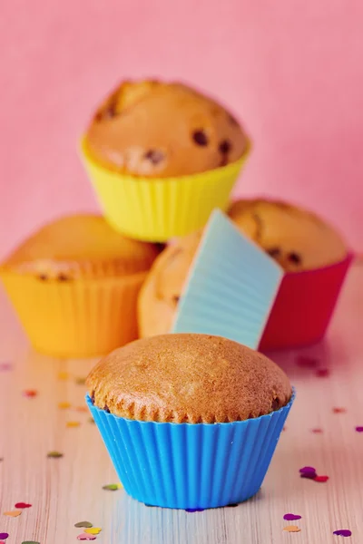 Muffins in silicone blikken op roze achtergrond — Stockfoto