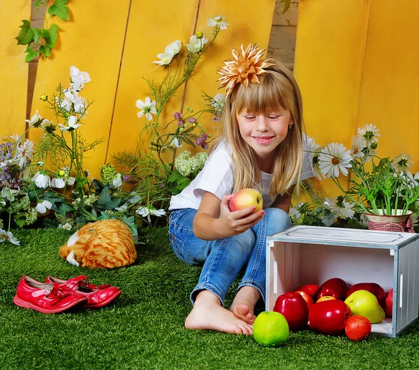 Girl 6 years old in garden with apples — Stock Photo, Image
