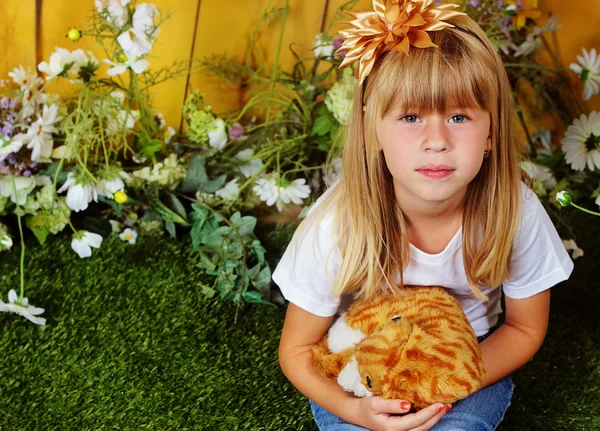 Chica de 6 años en el jardín con juguete — Foto de Stock