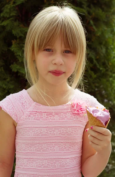 Menina 6 anos de idade em um vestido rosa com sorvete — Fotografia de Stock