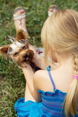 Kız tekrar fotoğraf 5 yaşında Yorkshire Terrier ile çalış