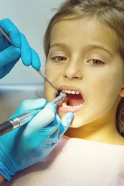Girl is having her teeth examined by dentist — Stock Photo, Image