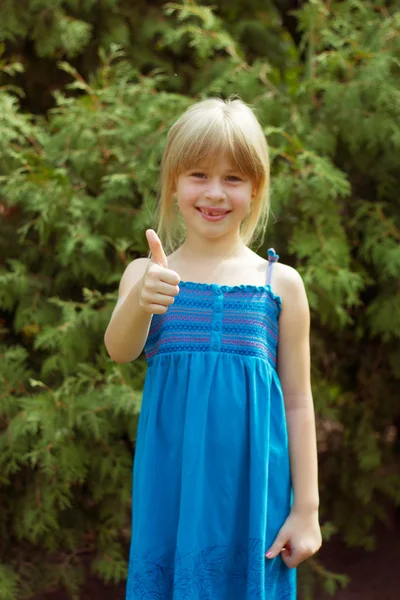 Cute little girl in the park on sunny day — Stock Photo, Image