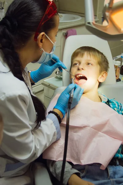 Dentes saudáveis paciente criança no consultório odontológico — Fotografia de Stock