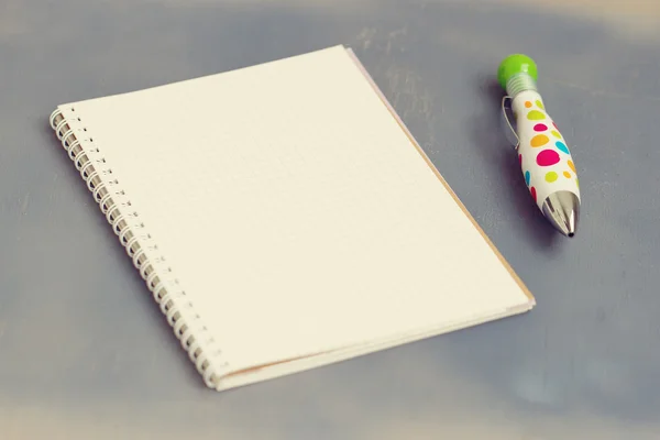 나무 탁자 위에 펜 과 연필 이 있는 백지 공책 — 스톡 사진