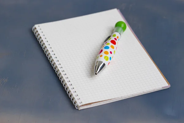Blanco notitieboekje met pen en potlood op houten tafel — Stockfoto