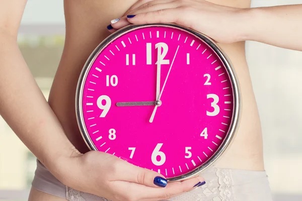 Βιολογικό ρολόι χτυπάει - ροζ ρολόγια στα γυναικεία χέρια. τόνωση — Φωτογραφία Αρχείου