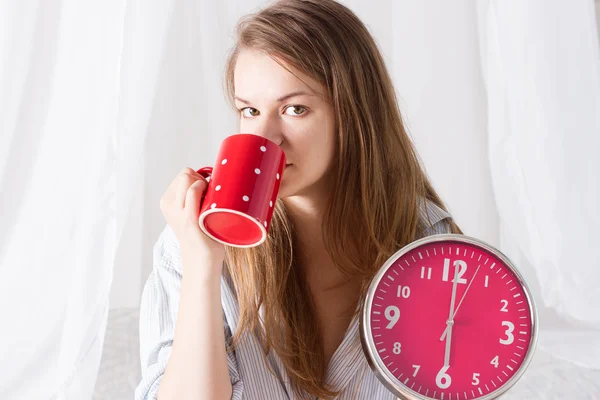 Chica feliz despierta con despertador y taza de café 6 a.m. —  Fotos de Stock