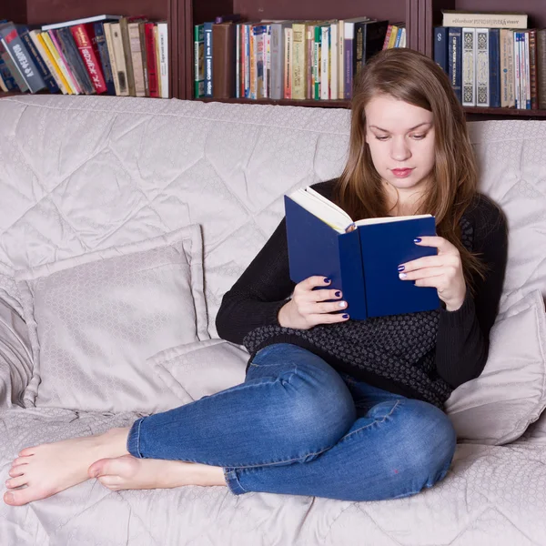 Kobieta w bibliotece czytanie książki — Zdjęcie stockowe