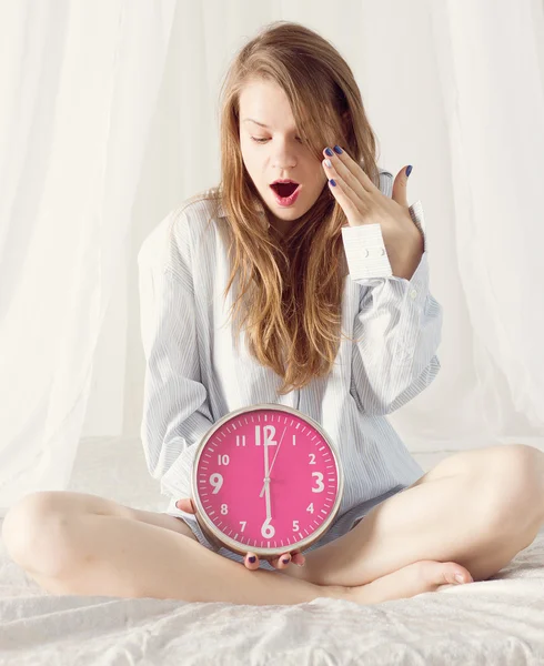 Fille avec grande horloge rose le matin au lit — Photo