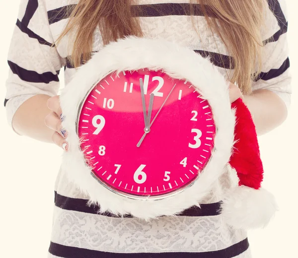 Les grandes horloges un chapeau de Noël dans les mains des femmes. Nouvel An. 12 heures. tonification — Photo