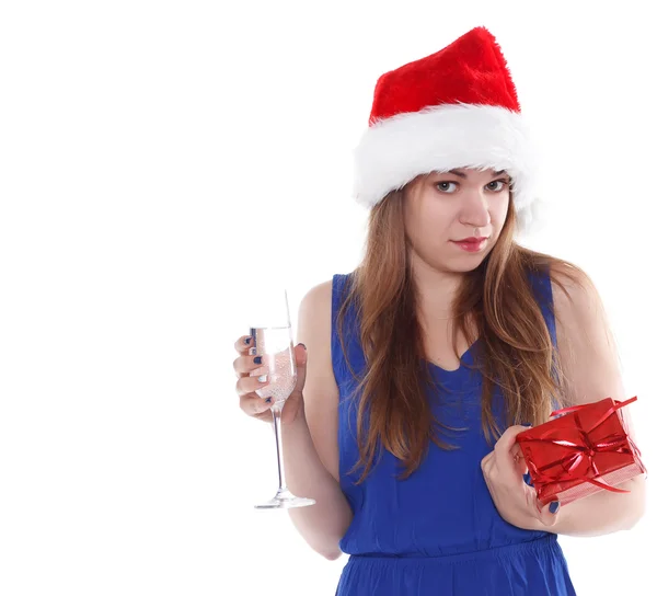 Chica en sombrero de Navidad con regalo y copa de champán — Foto de Stock