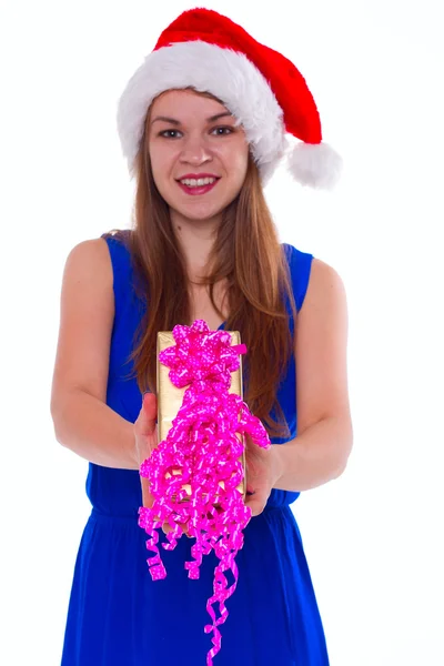 Jovem menina feliz no chapéu de Natal e segurando presente — Fotografia de Stock