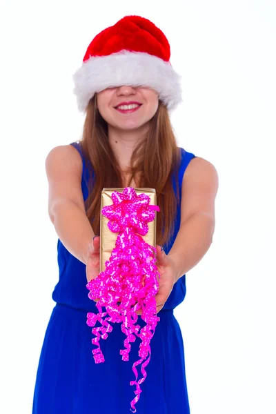 Jovem menina feliz no chapéu de Natal e segurando presente — Fotografia de Stock