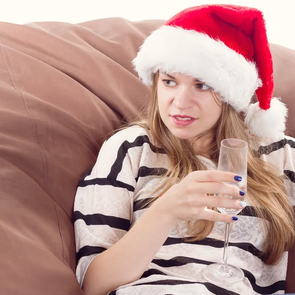 Ragazza nel cappello di Babbo Natale e bicchiere di champagne . — Foto Stock